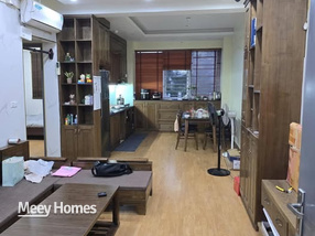 Căn hộ được thiết kế với 2 phòng ngủ và 2 nhà vệ sinh, trang bị đầy đủ nội thất cao cấp