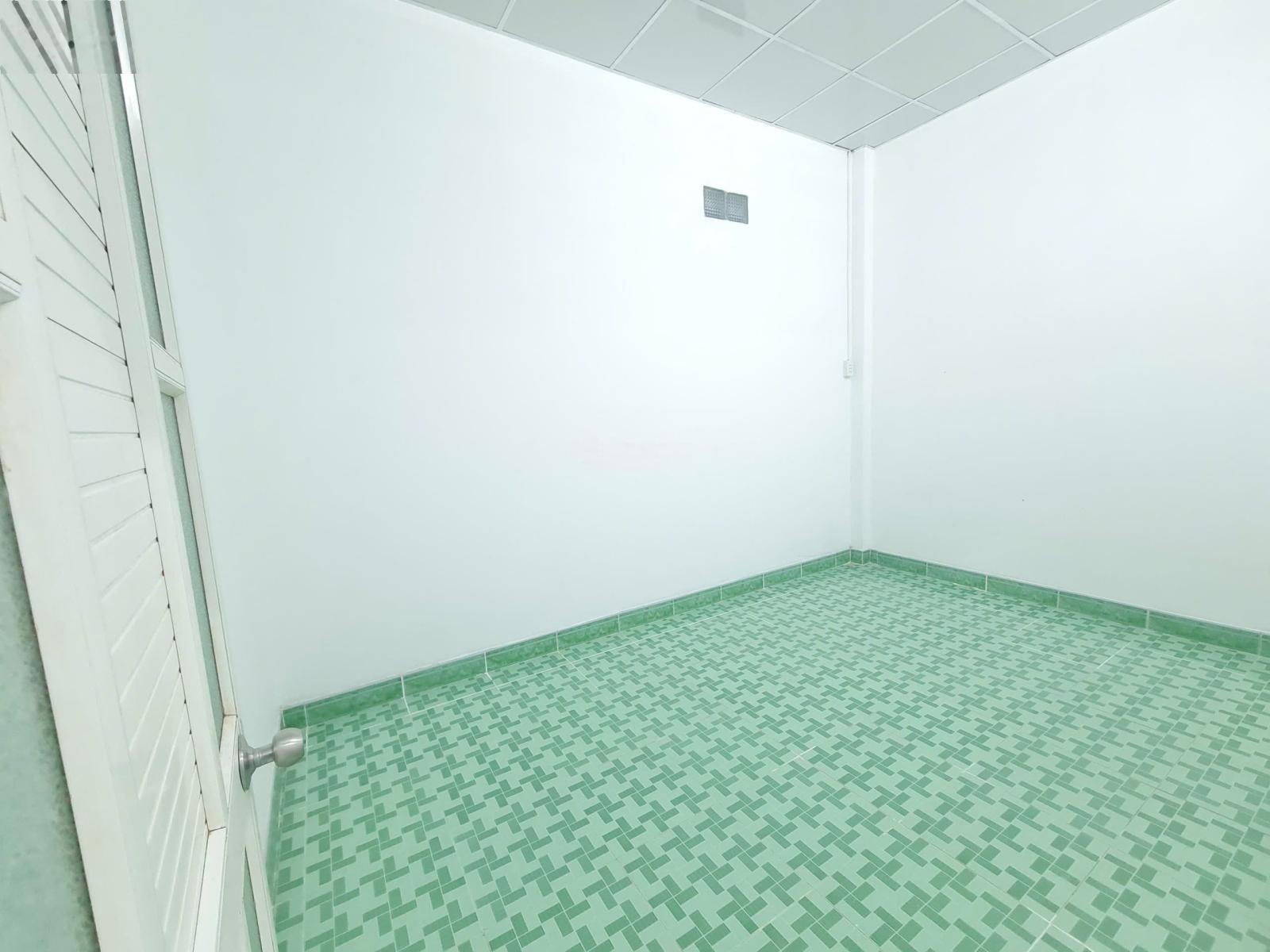 Cho thuê nhà mới sửa gần chợ Hóc Môn 2PN, 1 sân vườn rộng chill như Đà Lạt 4*33m