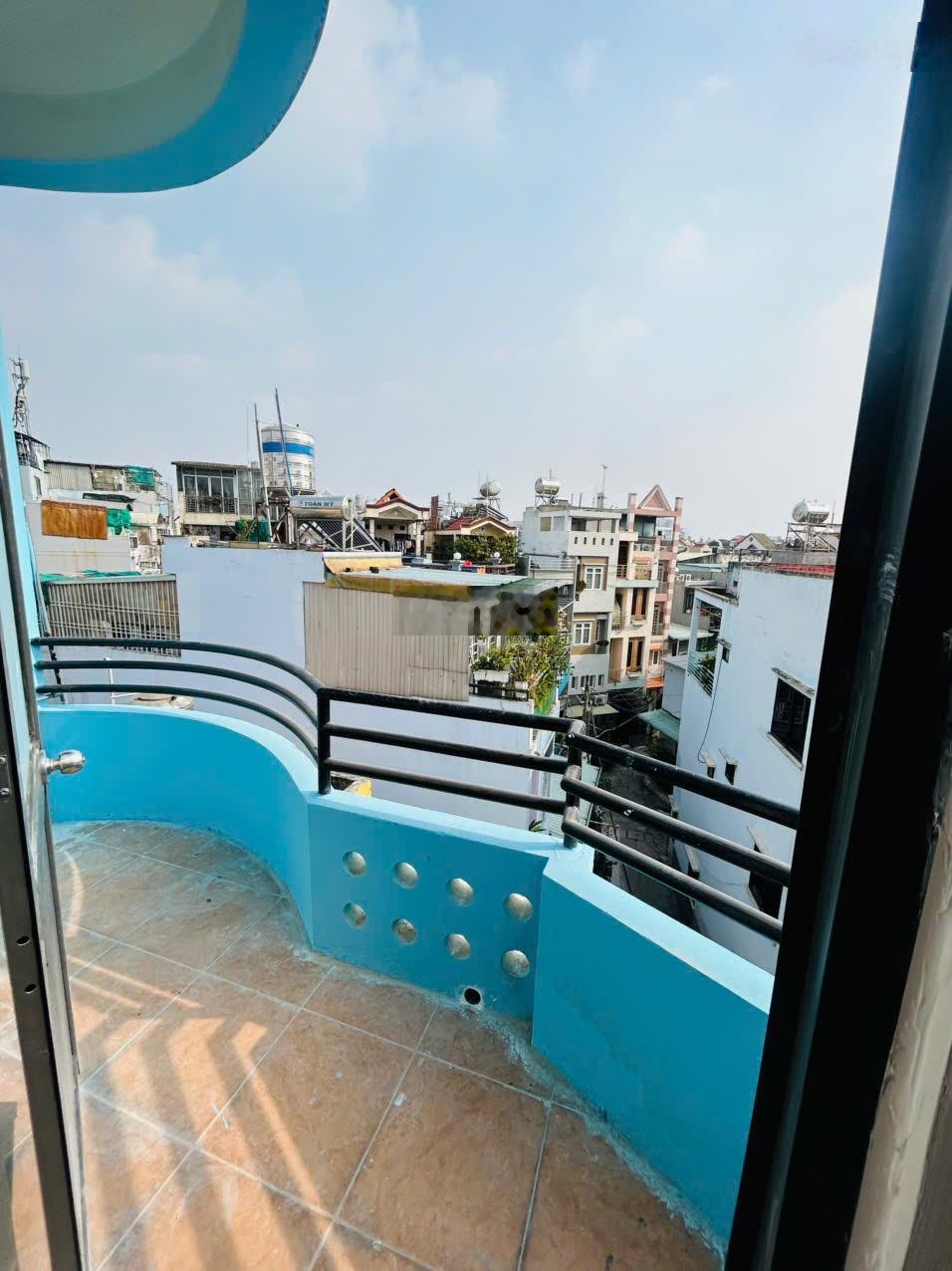 Cho thuê studio ban công full nội thất đầy đủ tiện nghi ngay ngã tư Phú Nhuận, liên hệ : 0935937538