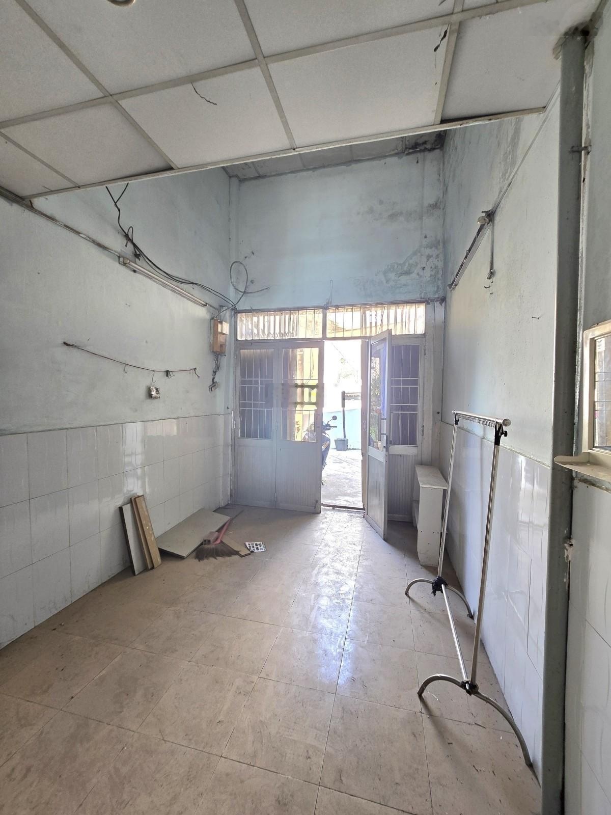 Bán đất tặng nhà 1,95 tỷ sổ hồng riêng hẻm 3 gác sạch sẽ giá tốt ngây chợ thủ đức