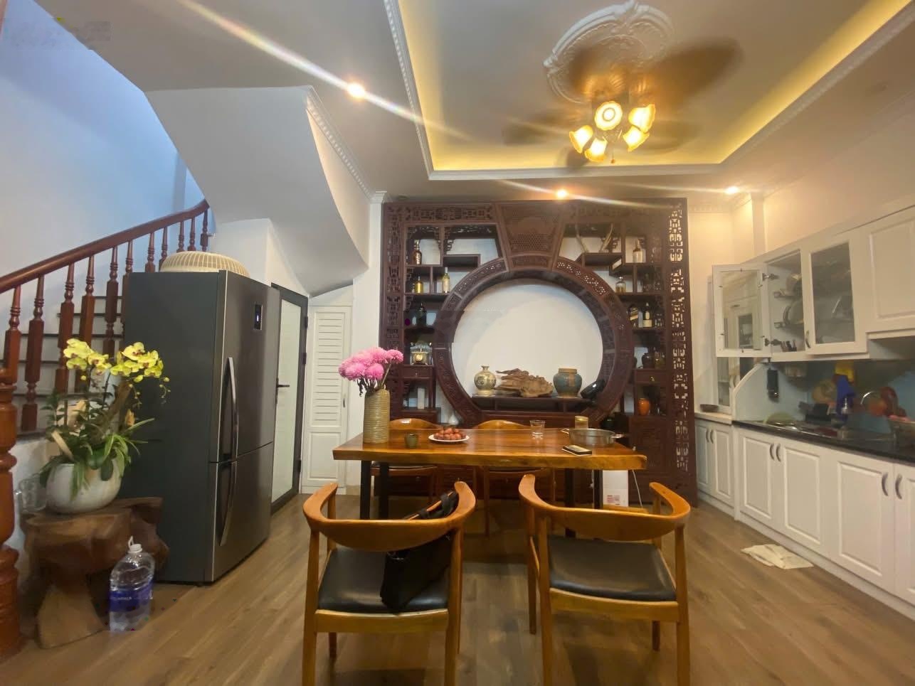 Bán nhà Đội Cấn, ngõ thông bagac, trước nhà rộng thoáng sáng, dân xây 33m*5t, tặng full NT