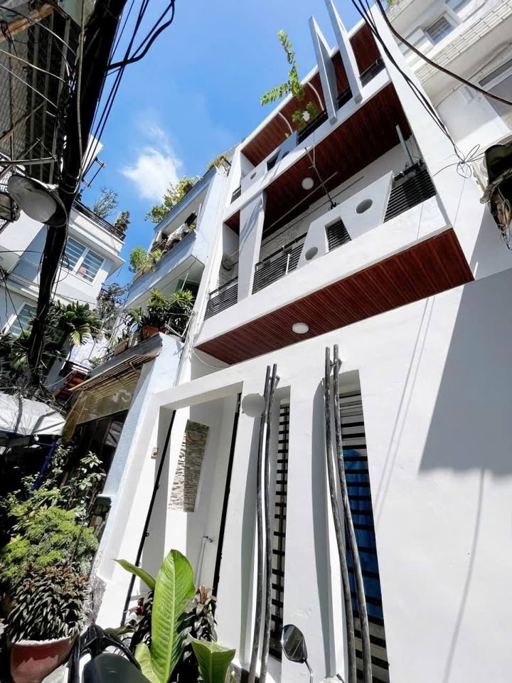 Bán nhà 4 tầng nở hậu, giáp Quận 1, Phan Đình Phùng, giá nhỉnh 7 tỷ
