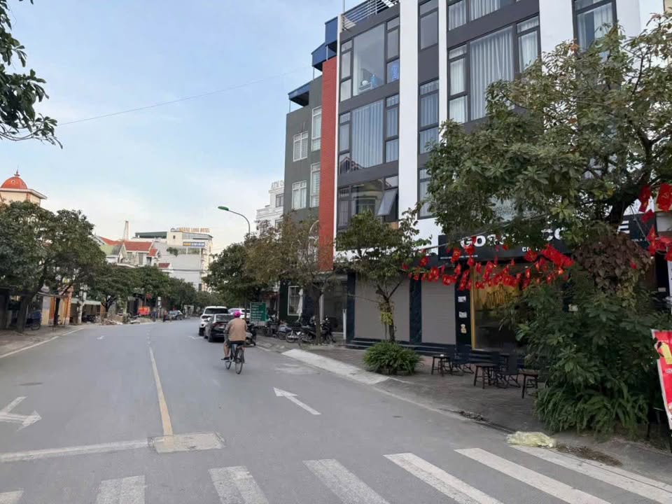 Nhà Liền kề 5 tầng trung tâm Chúc Sơn, kinh doanh sầm uất, giao thông thuận tiện