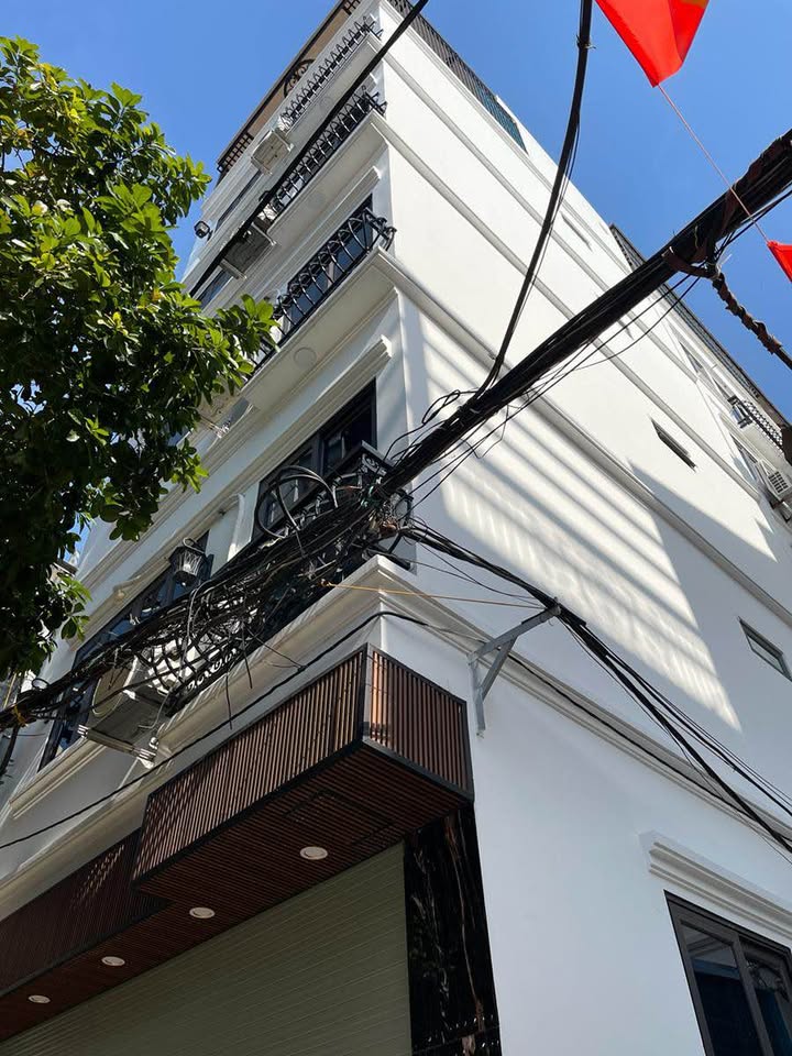 Nhà 6 tầng thang máy Nguyễn Lam 42m² đẹp như mơ, ô tô đỗ cửa, sống sang chảnh