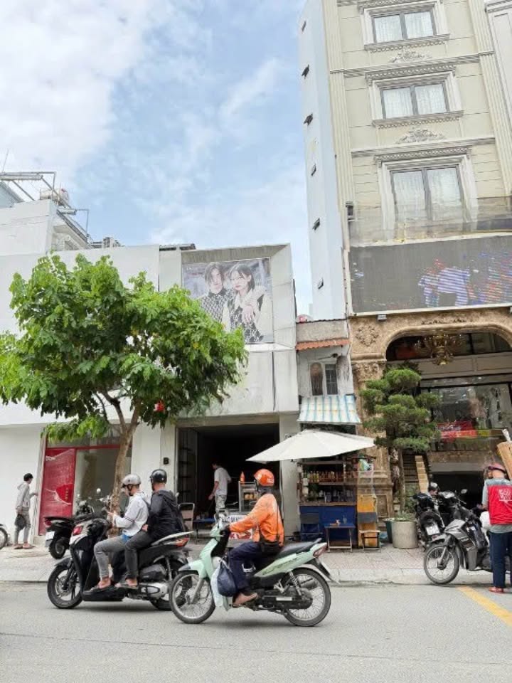 Cho thuê nhà mặt tiền Nguyễn Trãi, Quận 1, lối đi rộng, kinh doanh tốt