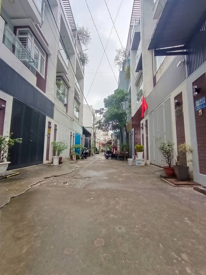 Ngôi nhà tọa lạc tại vị trí đắc địa, chỉ cách đường Nguyễn Thị Kiểu 70m và trường học Lê Văn Thọ 120m