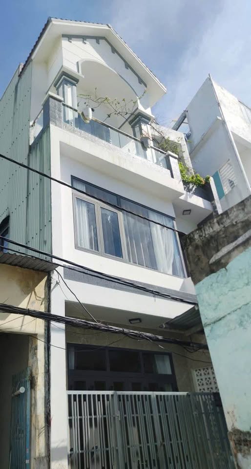 Nhà 3 tầng 3 mê kiên cố, sân phơi rộng, ban công view đẹp tại Dũng Sỹ Thanh Khê, Đà Nẵng