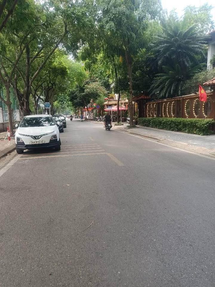 Nhà 6 tầng thang máy, ô tô tránh nhau thoải mái, lại còn thông vào nhà nữa chứ