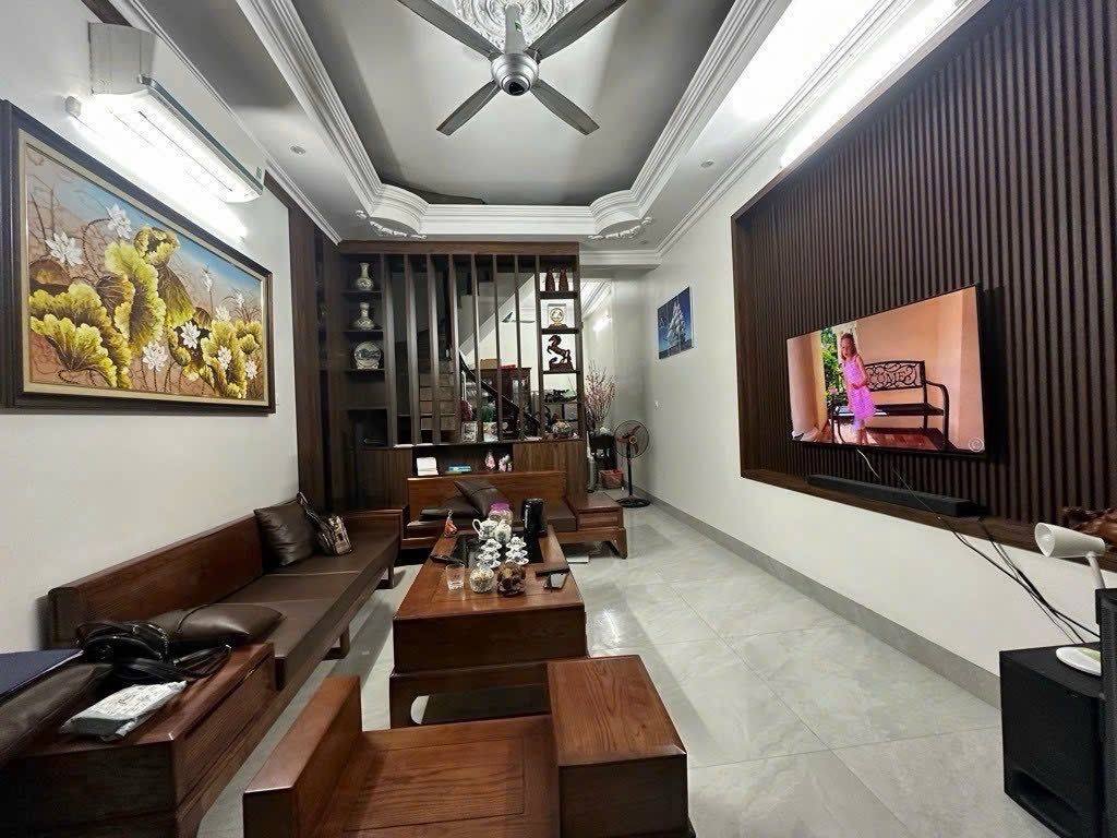 Tọa lạc tại vị trí đắc địa, trung tâm quận Cầu Giấy, ngôi nhà này là sự kết hợp hoàn hảo giữa không gian sống lý tưởng