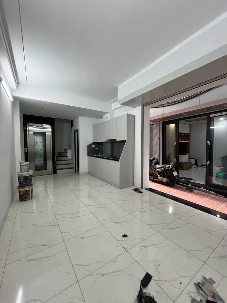 Nhà mới tinh Tam Trinh, thang máy, ô tô đỗ cửa, ngõ thông, gần trường chợ, giá tốt