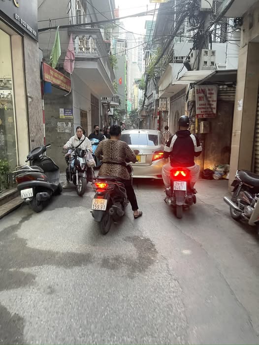 Nhà 5 tầng, ngõ ô tô rộng rãi gần Ngã Tư Sở, phù hợp cho gia đình trẻ