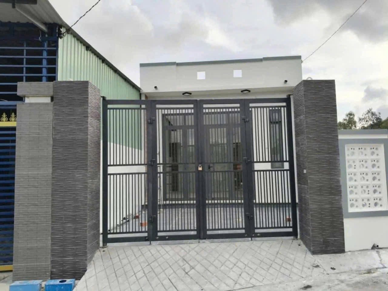 Nhà 2 mặt tiền, 2 phòng ngủ, ô tô vào tận sân, giá nhỉnh 1,8 tỷ, chốt nhanh