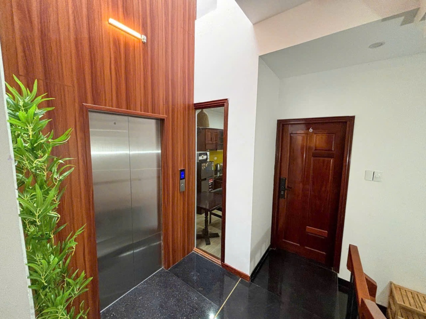 Bán tòa căn hộ 4 tầng trên đường Thạch Lam, chỉ cách bãi biển Mỹ Khê chưa đầy 100m