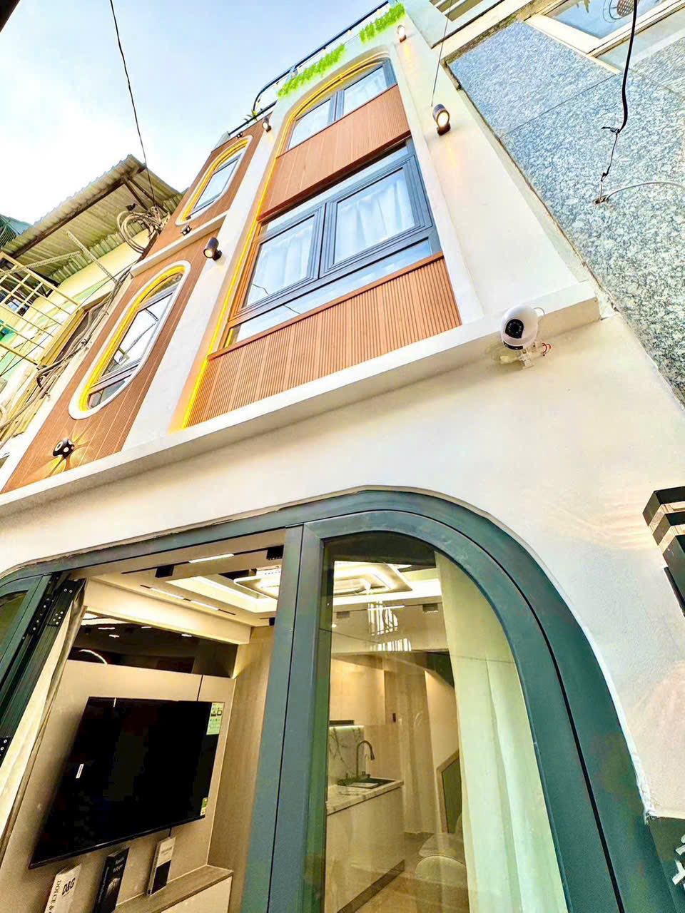 Nhà 4 tầng full nội thất, 3,1m x7m, 3 phòng ngủ, cách Mạng Tháng Tám Quận 3 4,69 tỷ