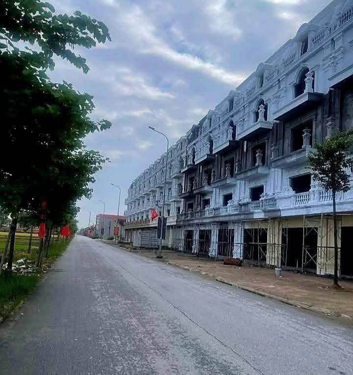 Sốc bán gấp lô đất 90m2, mặt tiền 6m, sổ đỏ trao tay