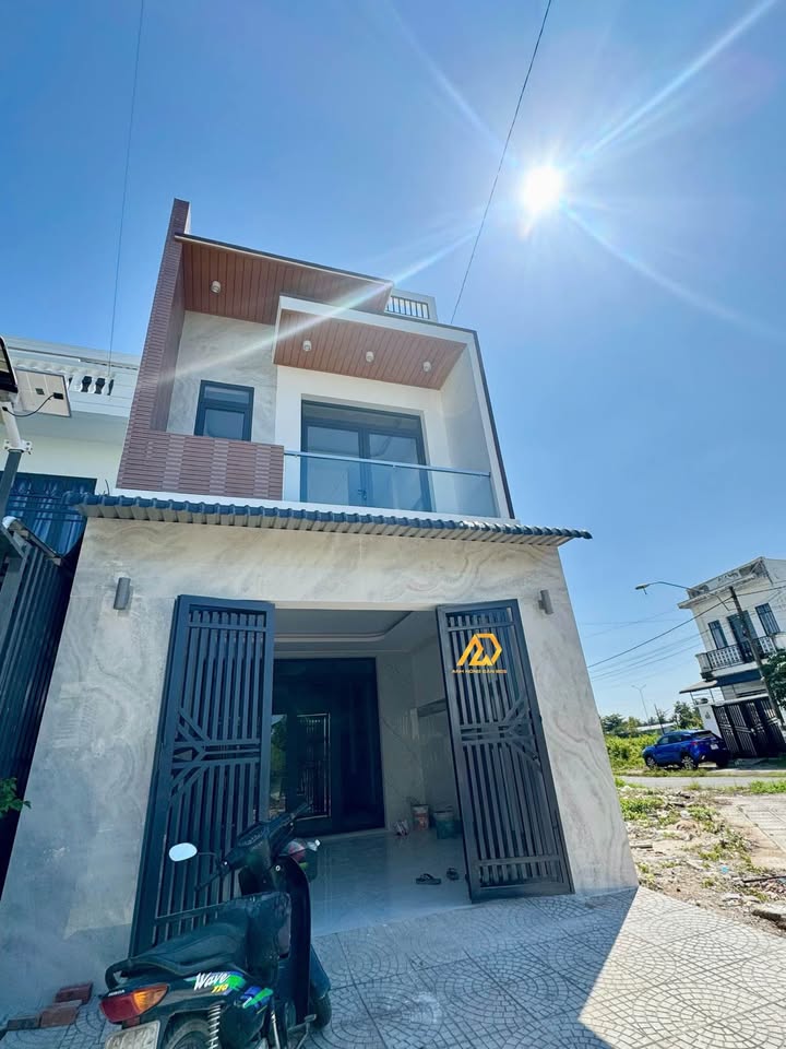 Bán nhà 1 trệt 1 lầu tại khu dân cư Minh Linh, Vĩnh Long, giá 2,65 tỷ