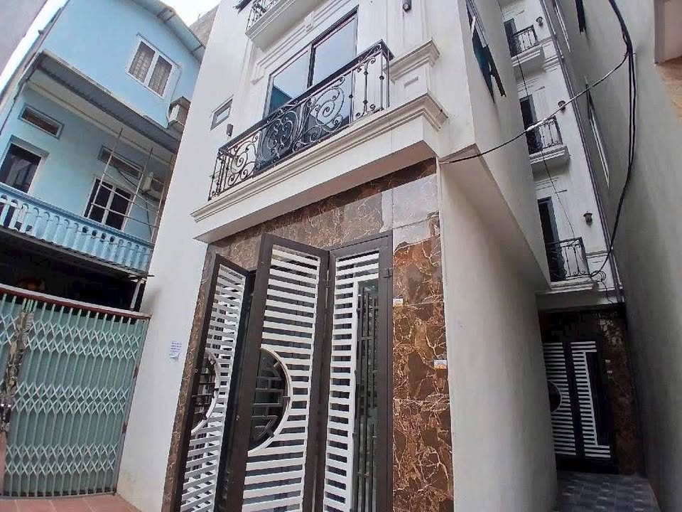 Tọa lạc tại trung tâm quận Hoàng Mai, Hà Nội, căn nhà lô góc này mở ra một không gian sống lý tưởng