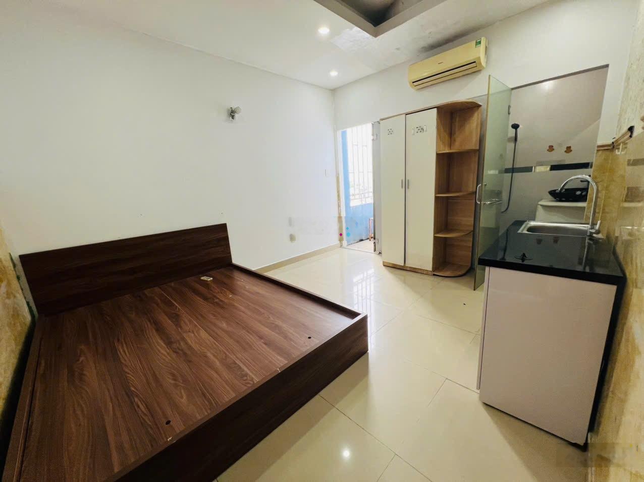 Cho thuê phòng đủ nội thất, cửa sổ trời như hình