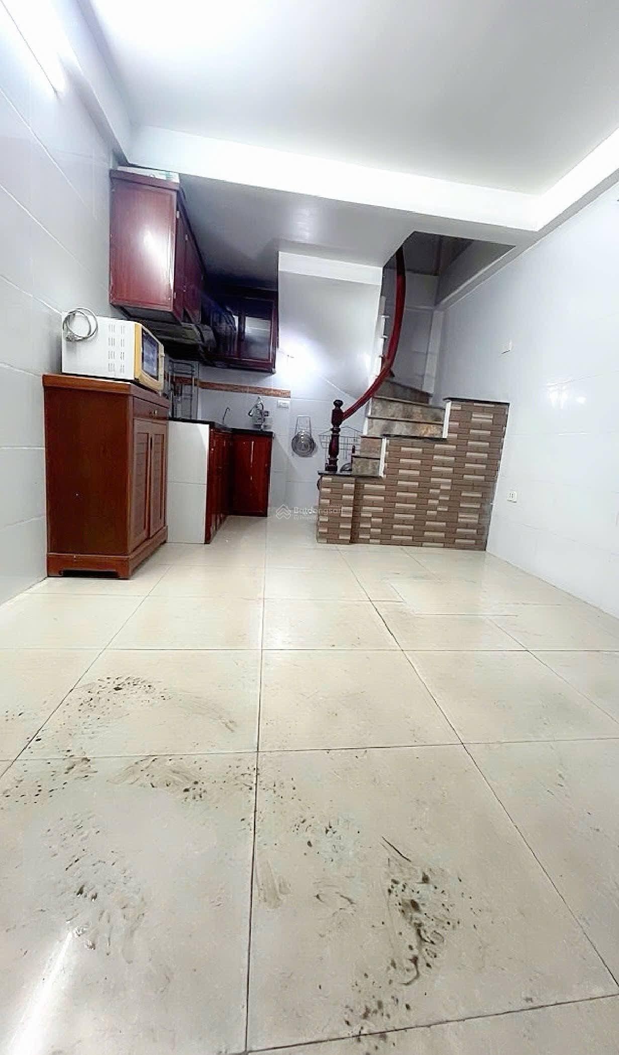 Nhà không QH, gần trường học / Vĩnh Hưng / Lĩnh Nam, 7 chỗ đỗ cổng, 5 tầng / 3.25 tỷ