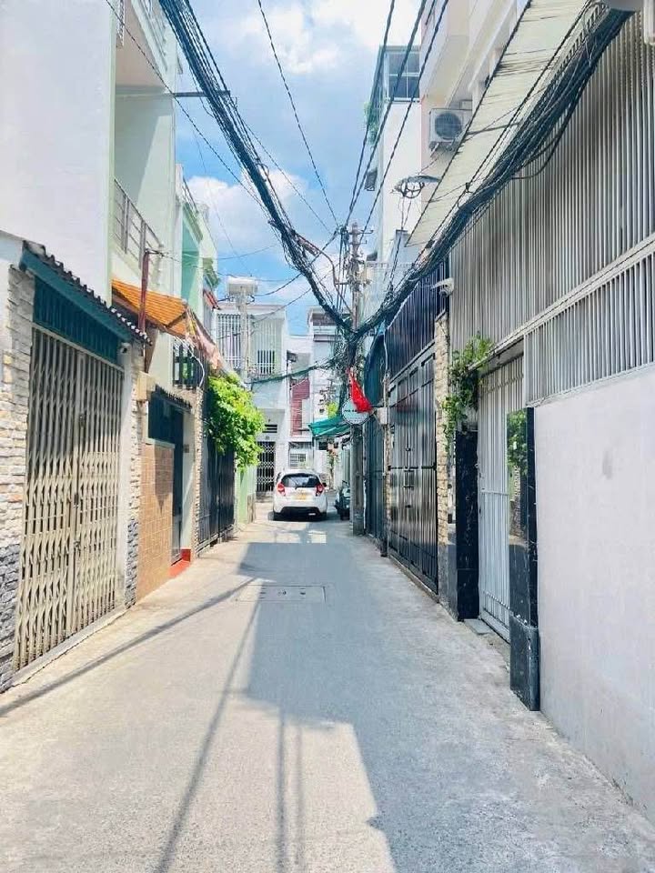 Bán nhà 2 tầng hẻm xe hơi Bùi Đình Túy, Bình Thạnh, diện tích 33m2