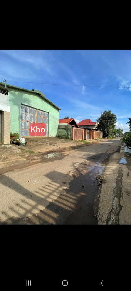 Bán đất tặng kho 400m2, mặt tiền 10m, gần chợ Đạt Lý, Buôn Ma Thuột