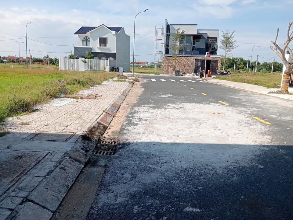 Bán villa 2 tầng tại phường Phú Yên, gần biển, đường rộng 7m, giá 4,95 tỷ