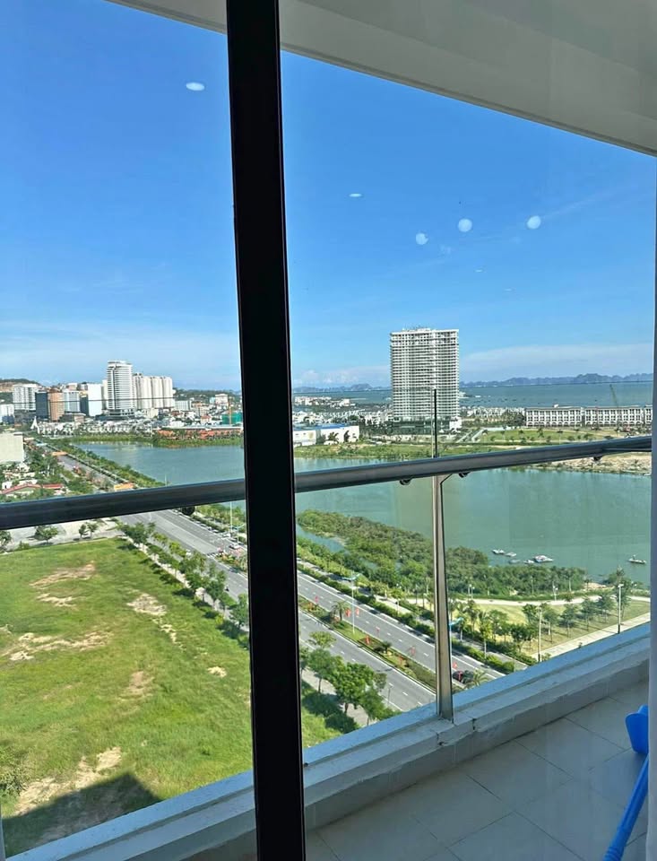 Bán căn hộ 2 phòng ngủ, 68m2 view biển chung cư Green Bay Premium, Hạ Long