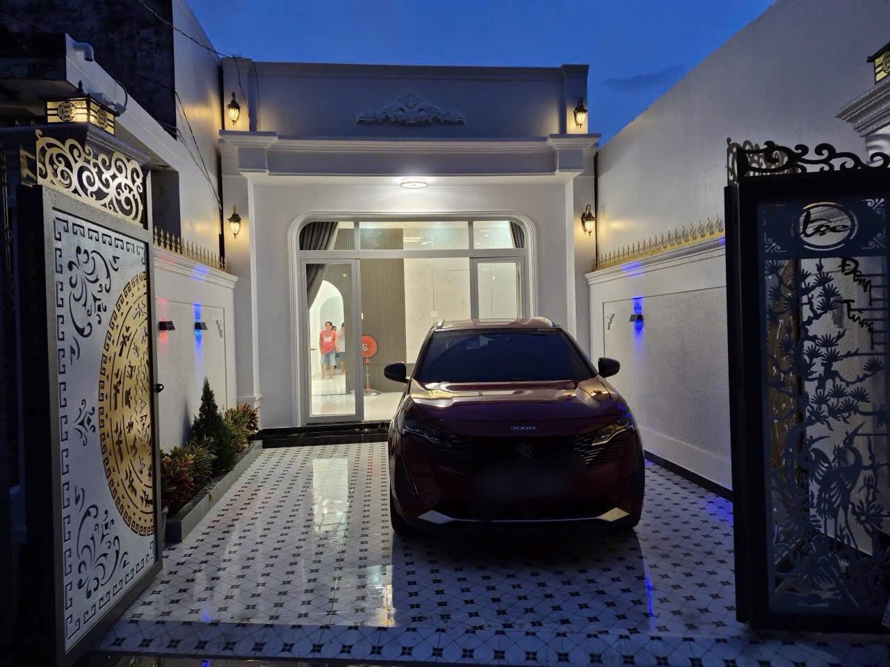 Nhà đẹp 111m2 mặt tiền hẻm xe 16 chỗ, tặng toàn bộ nội thất sang trọng Bến Tre