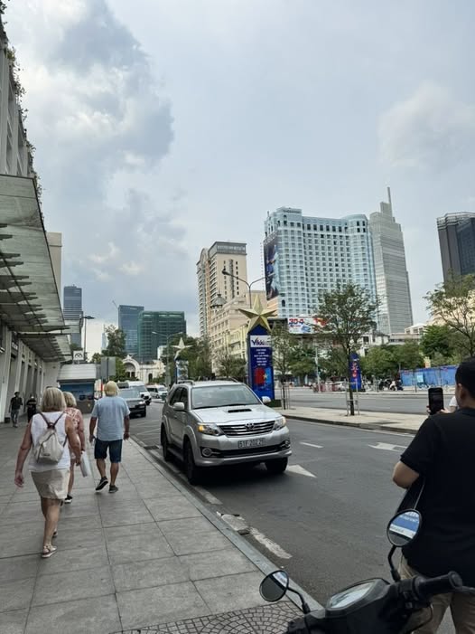 Mặt tiền phố đi bộ Nguyễn Huệ 100m2, giá thuê đỉnh chóp