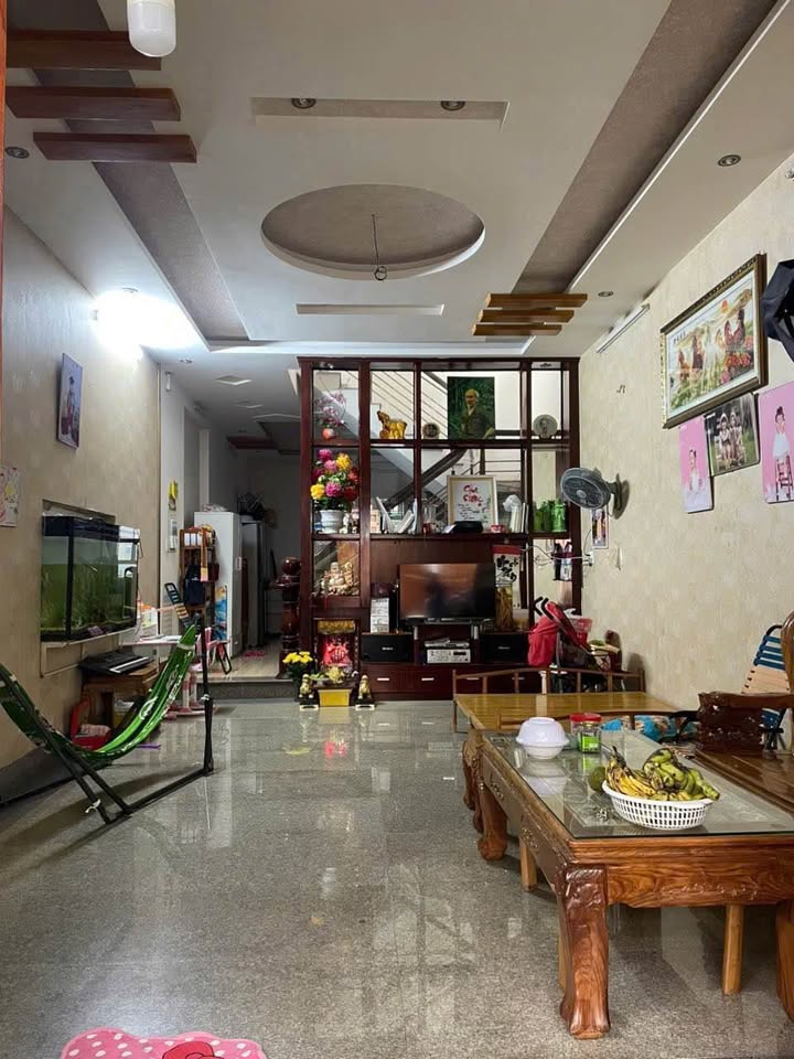 Bán nhà mặt tiền đường Dương Văn Nga - 110m², 3 phòng ngủ, sân rộng đậu ô tô, giá 7,8 tỷ