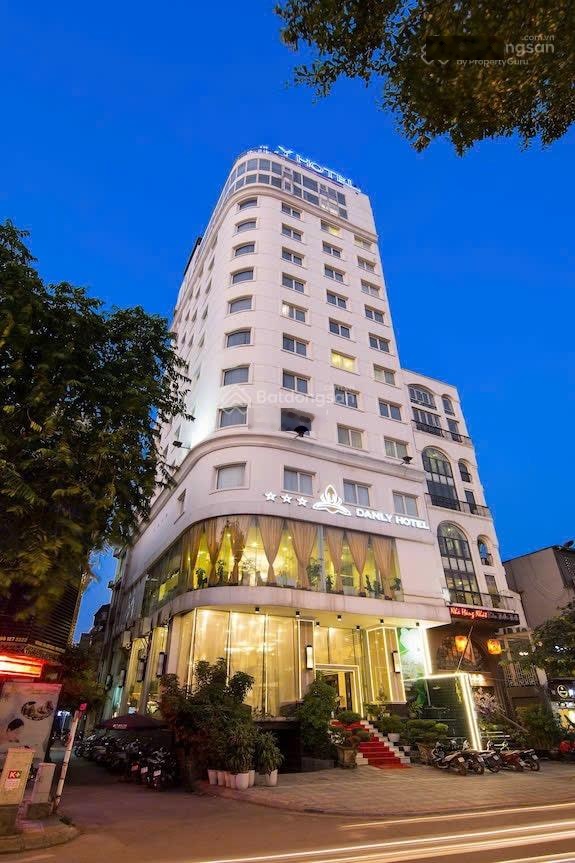 Bán nhà mặt phố Đào Tấn, 300 tỷ, 280 m2, đẹp, nhiều tiện ích