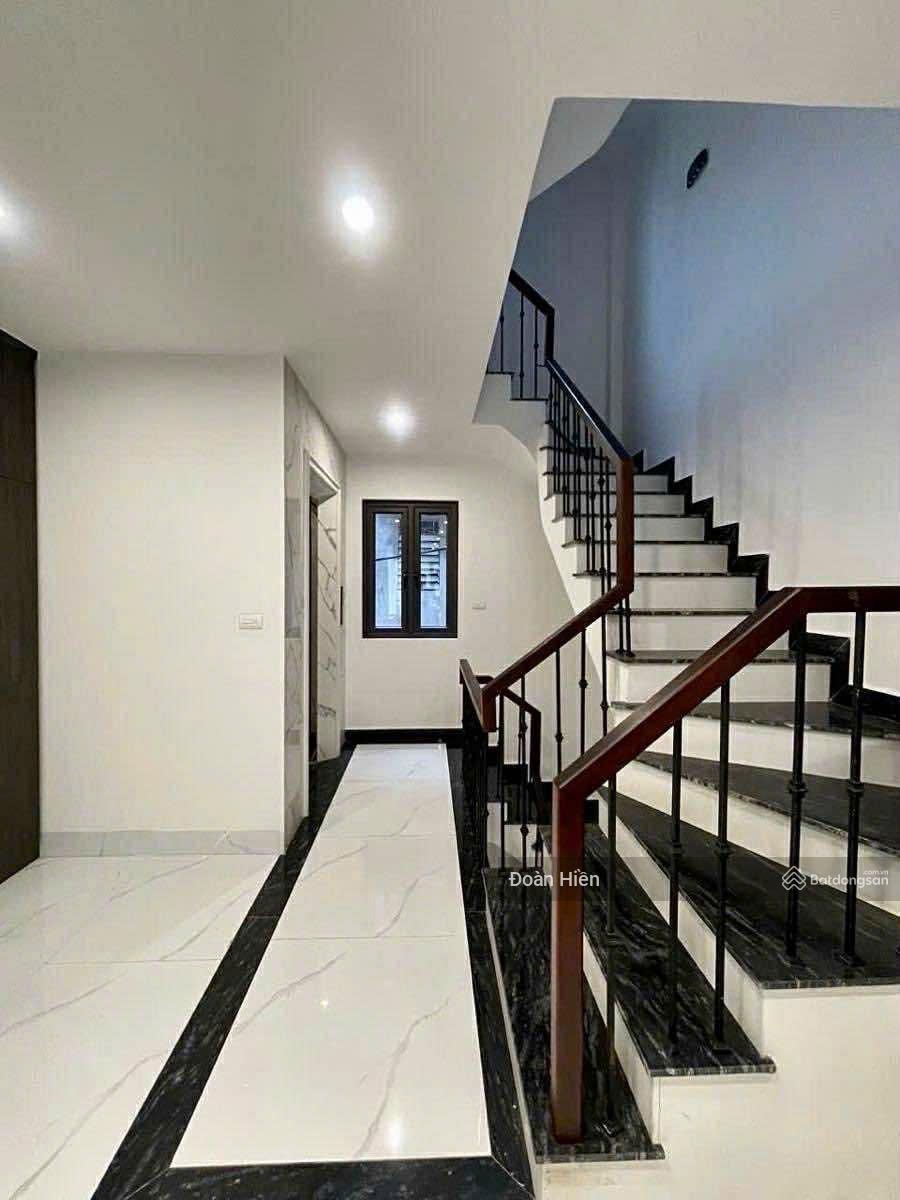 Sót lại! Lô góc 279 Đội Cấn, thang máy, 4 chỗ vào, ngõ thông, hiện đại, 2 thoáng, ở/ cho thuê VP.