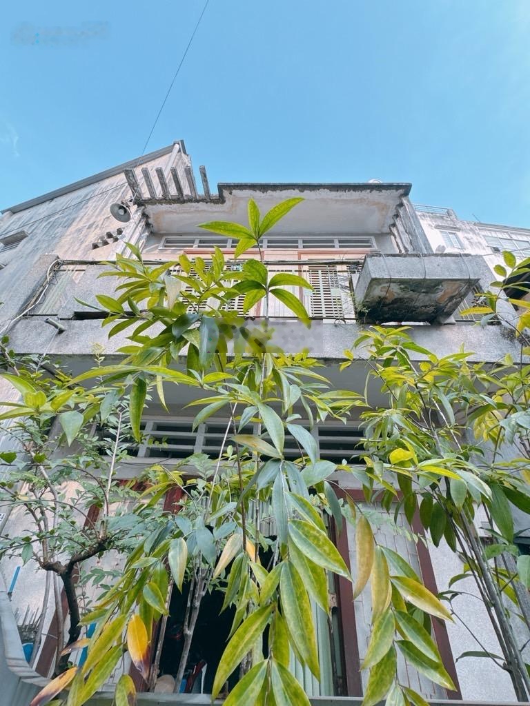 Bình thạnh sát hẻm xe tải 30 m2 -2 tầng nở hậu có sân rộng rãi có thể làm 3 pn. 3.8t