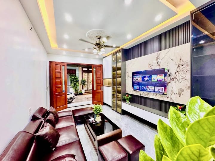 Nhà mới 40m2 mặt ngõ Cát Linh, view hồ