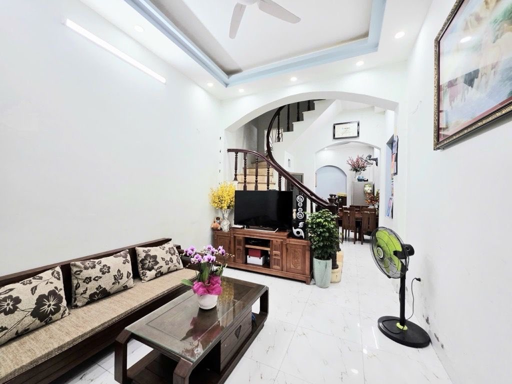 Bán nhà 5 tầng, diện tích 35m2 tại trung tâm Cầu Giấy, ngõ thông, ba gác đỗ cửa