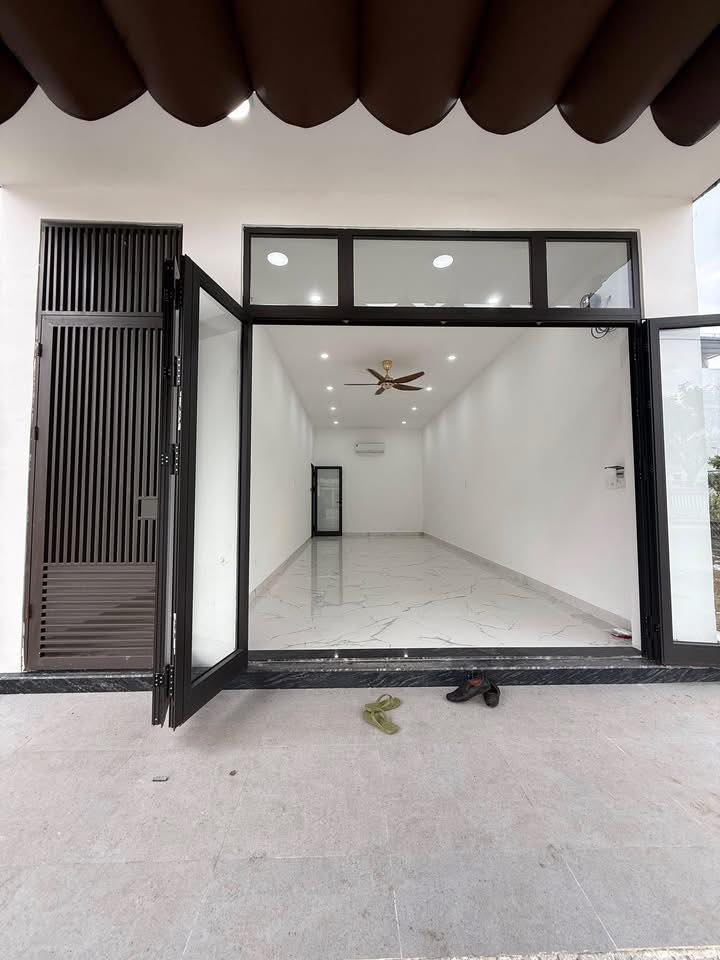 Cho thuê nhà mới xây 2 tầng mặt tiền đường Đinh Liệt sầm uất, ngay sau bến xe