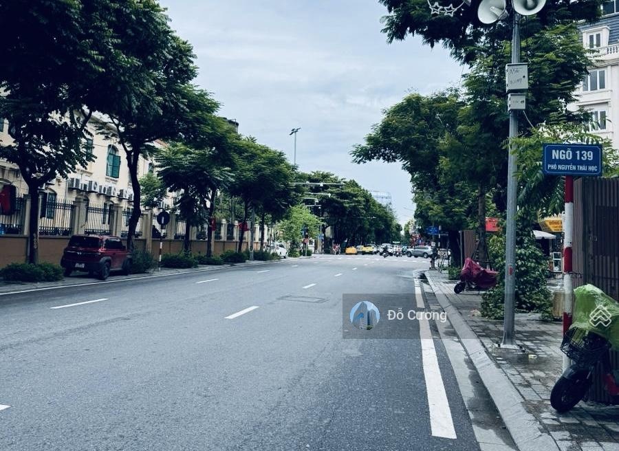 Hiếm + gấp - Bán cực gấp nhà mặt phố Nguyễn Thái Học, 2 mặt thoáng - 150m2 x 8 tầng thang máy