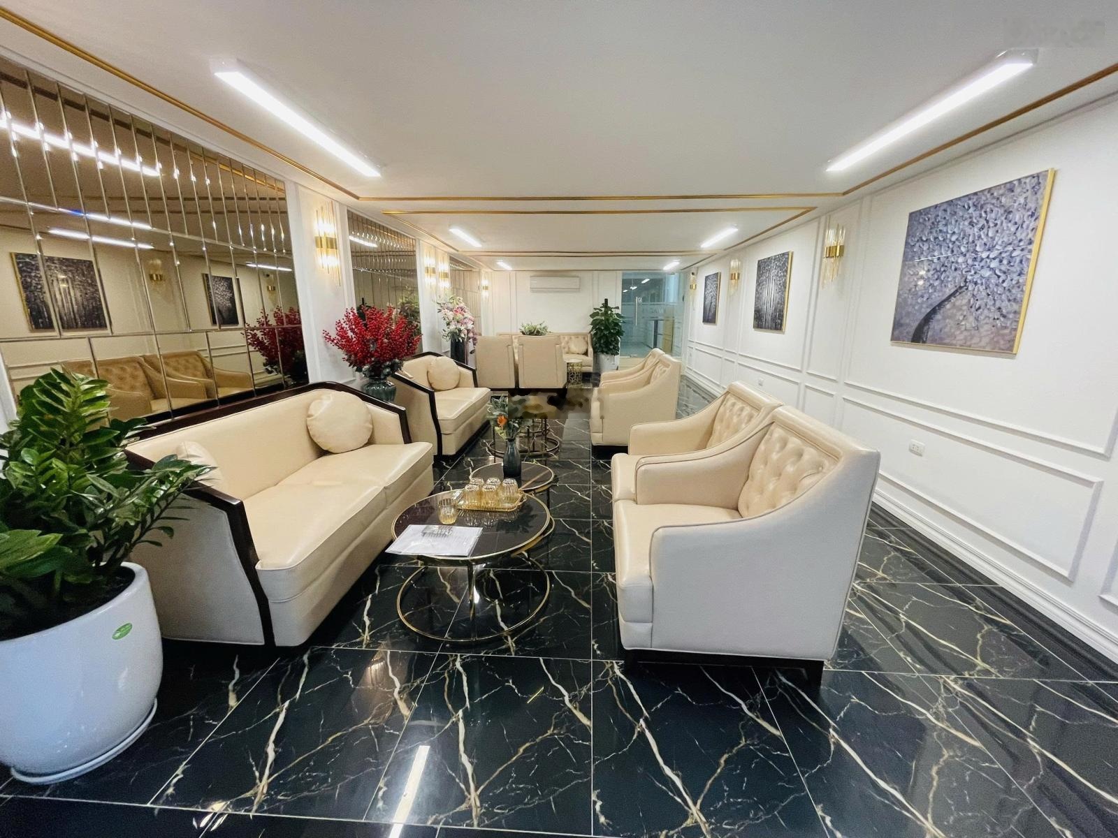 Tòa văn phòng lô góc - vị trí kim cương - mặt phố Liễu Giai - thang máy - dòng tiền 1,8 tỷ/năm