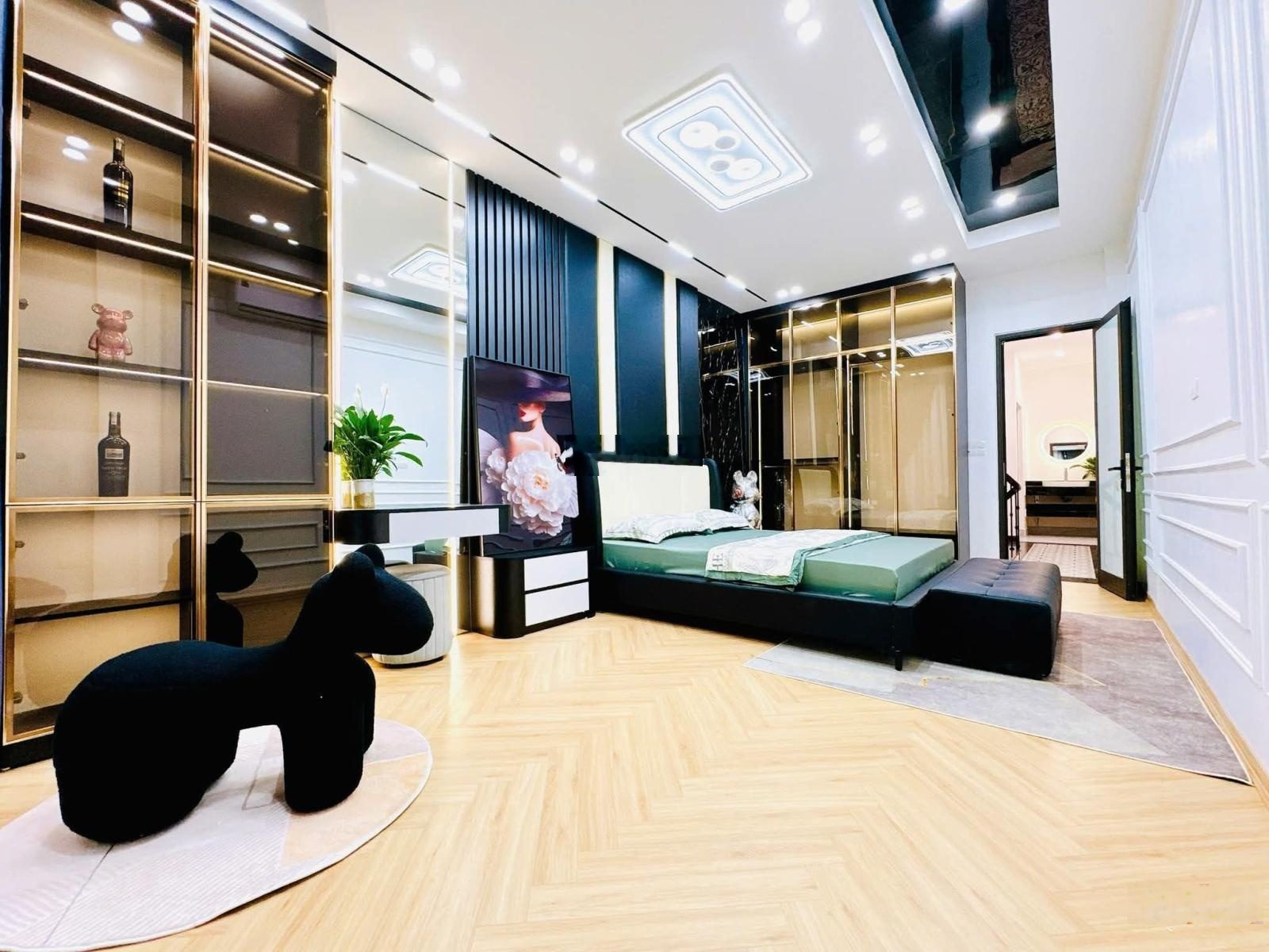 Bán Nhà Phố Hoàng Hoa Thám Nhà Đẹp Thang Máy ở Ngay Diện Tích 50 m2 Mặt Tiền 5 mét Giá 12.5 Tỷ