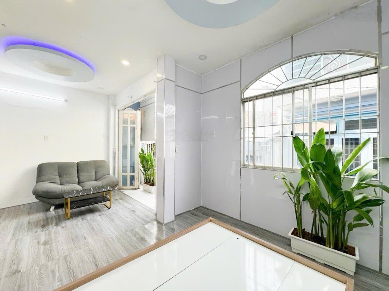 Cho thuê phòng 35m2, Ban công thoáng, Full nội thất ngay Phan Đăng Lưu, Phú Nhuận giáp Quận 1,3