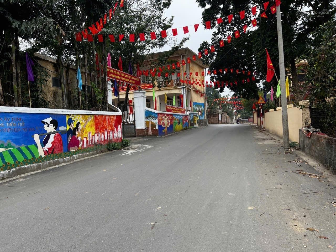 Chủ cần bán gấp nhà diện tích 80m x2 tầng ô tô đỗ vào nhà. tại xã đông yên quốc oai- hà nội