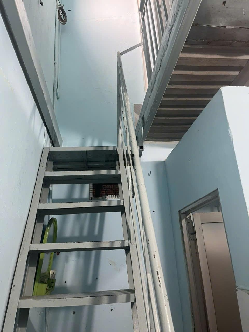 Cho thuê nhà nguyên căn có gác 68m2 vào ở ngay giá 5 triệu. Khu vực an ninh, không ngập nước