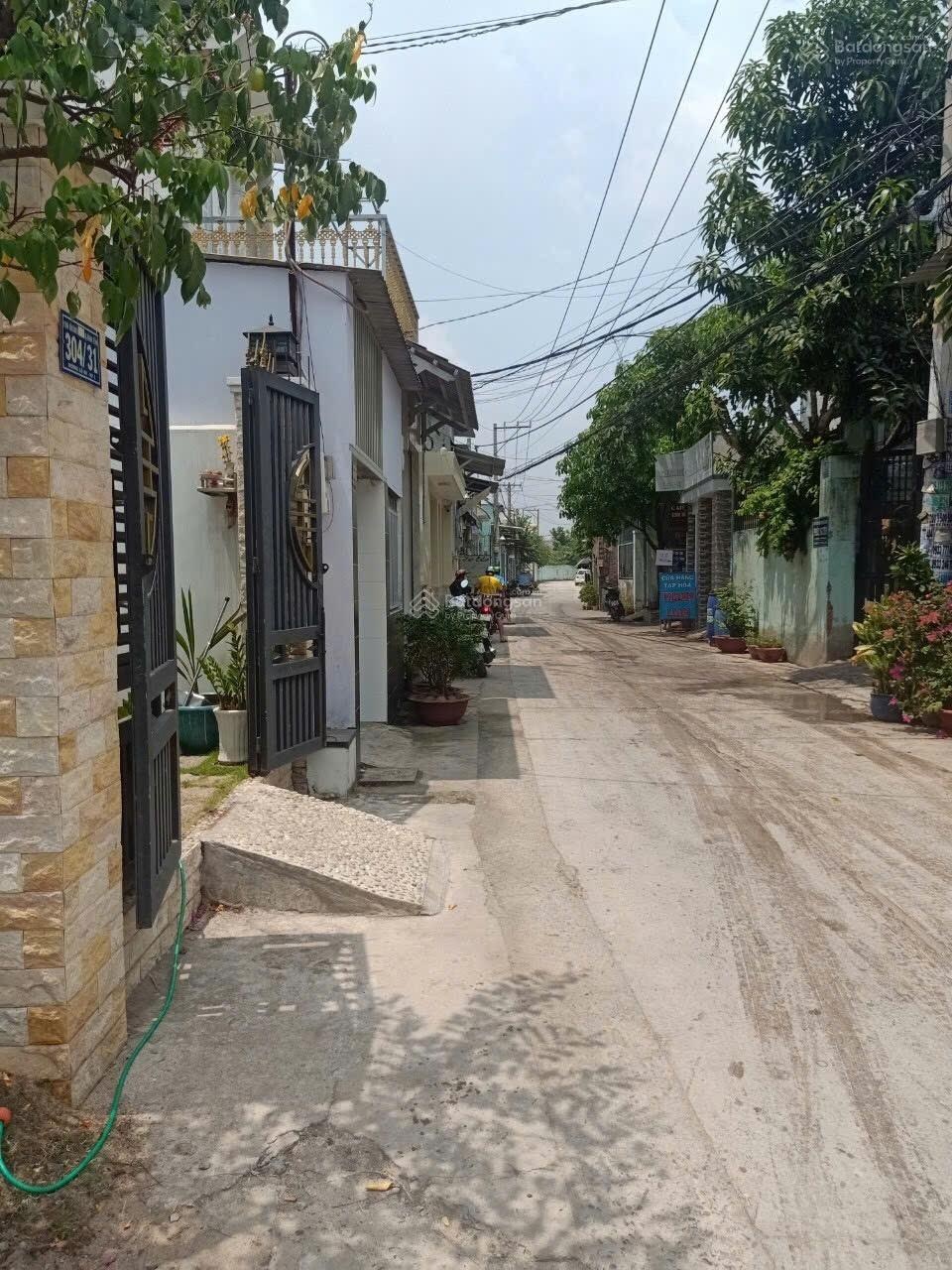 CHO THUÊ NHÀ HẺM 304 HL80 Q.Bình Tân Diện tích: 4m x23m Kết cấu: 1 trệt, gồm 3 phòng ngủ.