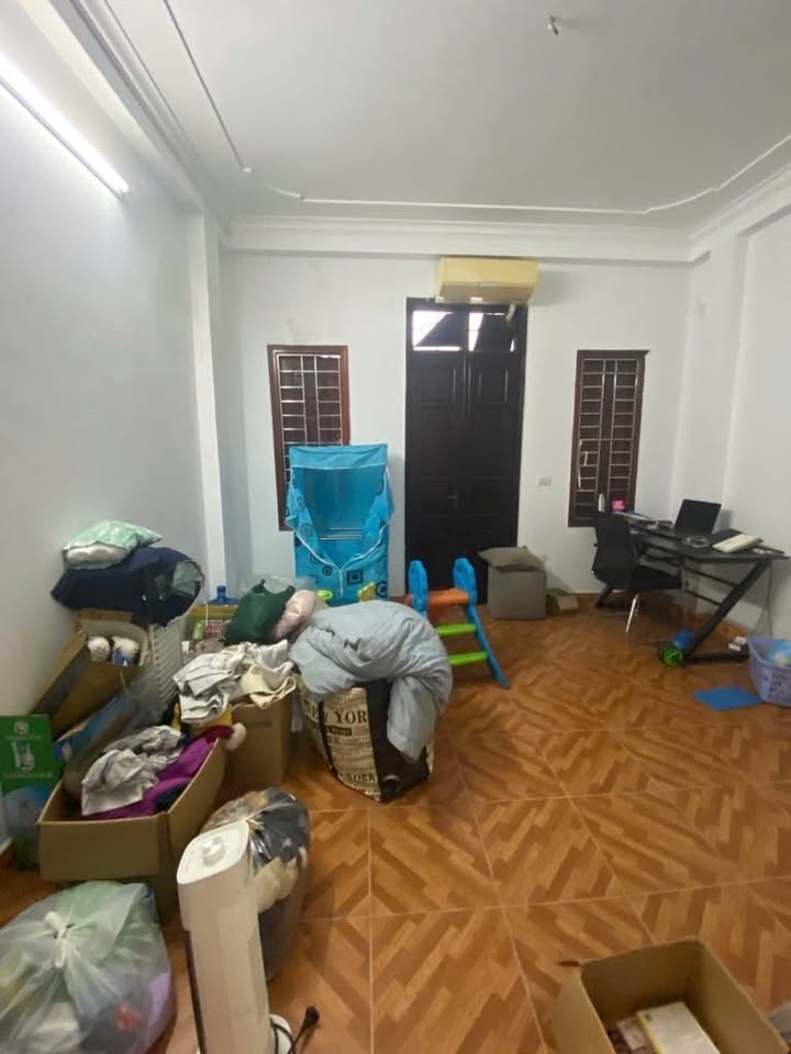 Tọa lạc tại Vĩnh Hưng, Hà Nội, ngôi nhà này mang vẻ đẹp hoài cổ với diện tích 30m² và 4 tầng lầu