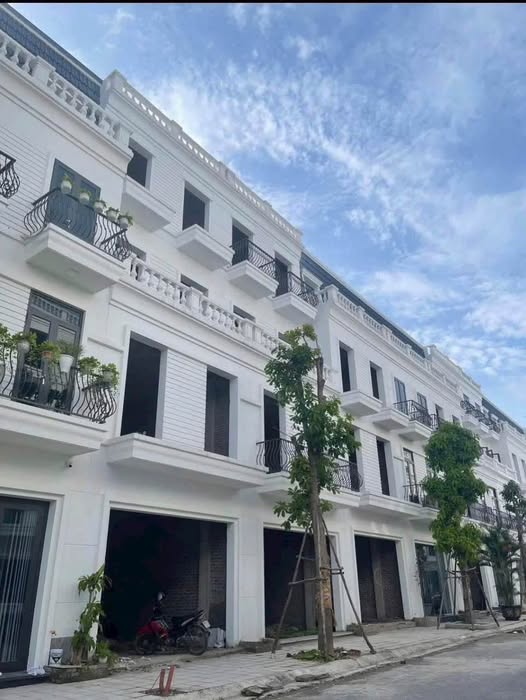 Bán nhà 4 tầng khu đô thị Sky Garden, diện tích 75m2, hướng Tây Nam, gần vườn hoa