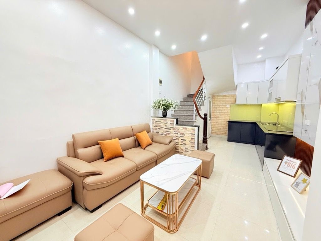 Nhà Lạc Long Quân, Cầu Giấy 32m2, ngõ thông, sổ đỏ chính chủ, giá nhỉnh 8 tỷ