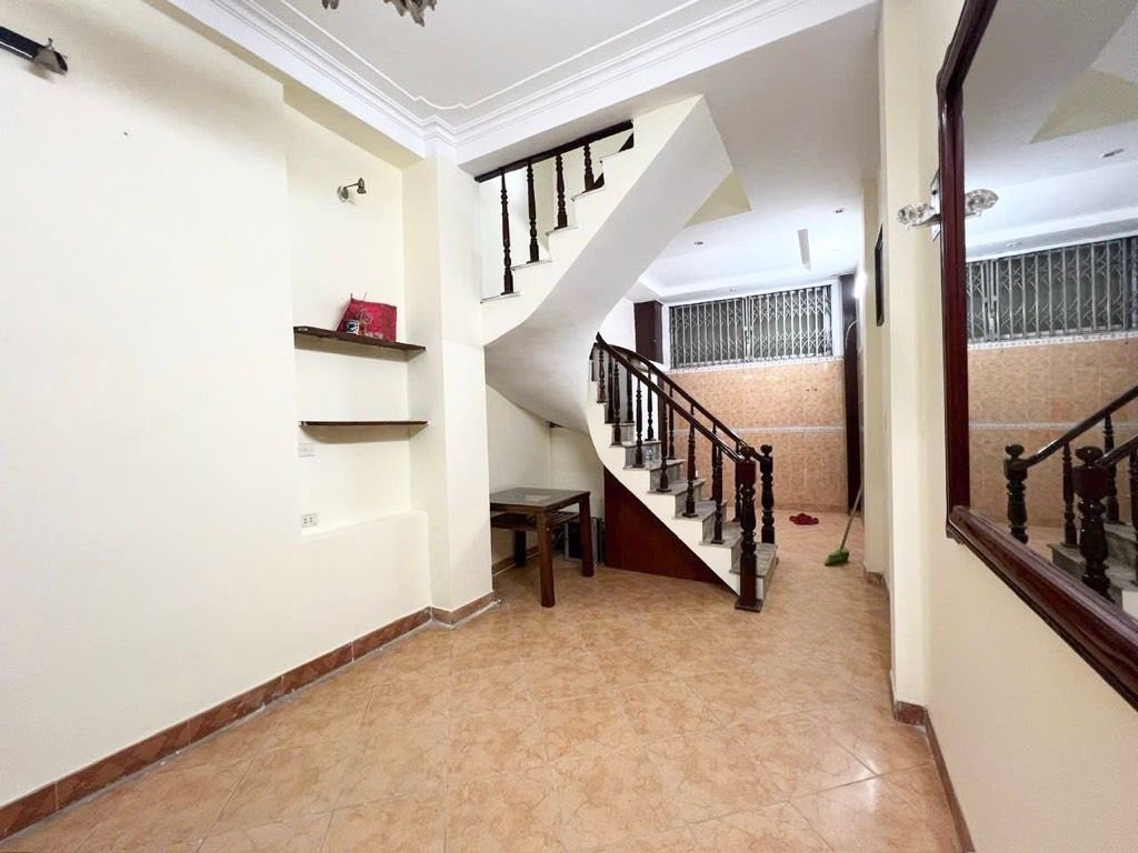 Bán nhà 4 tầng, diện tích 34m2 tại phố Thái Hà, cách mặt đường ô tô tránh 10m, giá hơn 9 tỷ