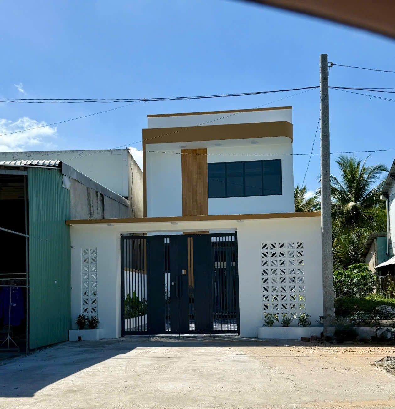 Nhà mặt tiền quốc lộ 57C, đẹp như mơ, giá hời, sẵn sàng đón bạn