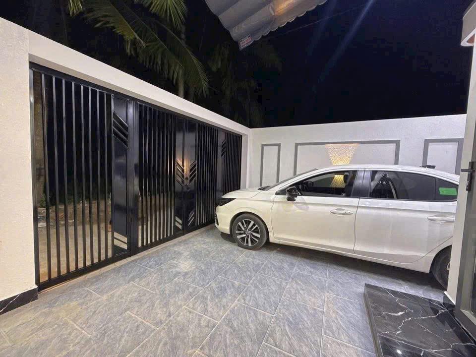 Nhà Phú Tân, full nội thất, ô tô vào sân, giá hời