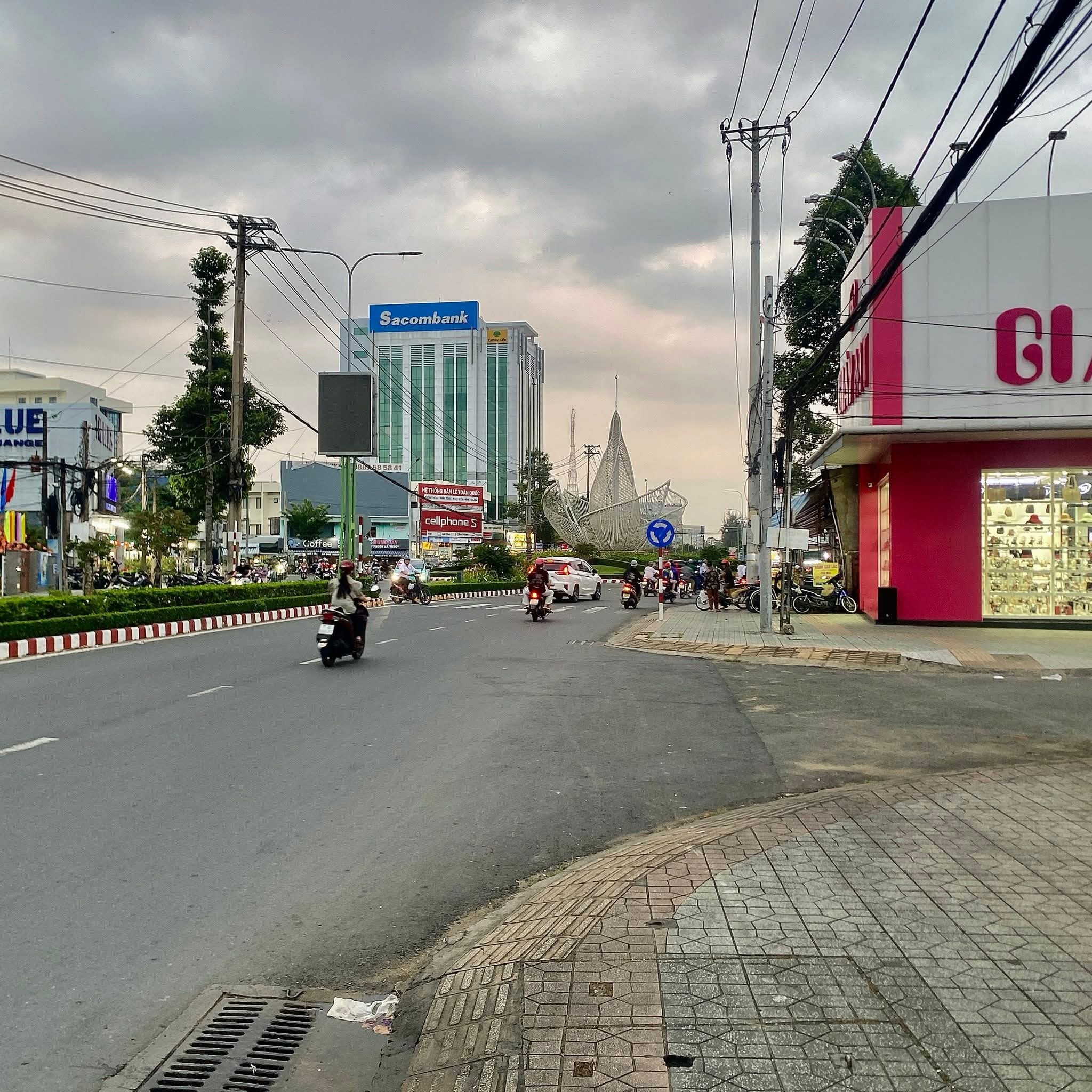 Nhà 1 trệt, 1 lửng, mặt tiền kinh doanh, gần Bồn Binh Đông Tây, Bến Tre, giá 3,1 tỷ